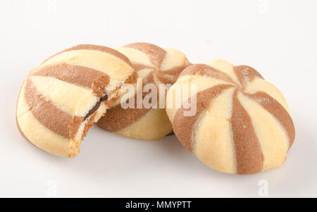 Cookies oder Butter cookies mit weißer Schokolade auf Hintergrund Stockfoto