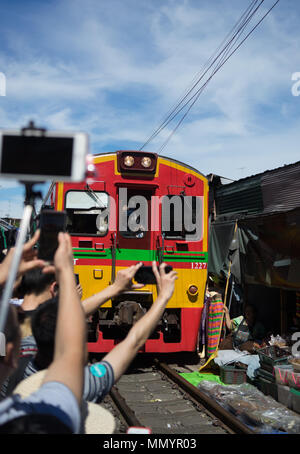 Zug in Maeklong, Bangkok Stockfoto