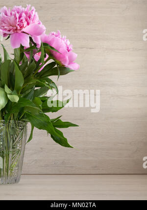 Schöne rosa Pfingstrosen in einem Kristall Vase zu Muttertag Stockfoto