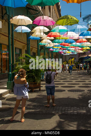 Port Louis, Mauritius - Unbekannter Touristen und Käufer genießen Sie einen Tag im Le Caudan Waterfront Einkaufszentrum in der Stadt Stockfoto