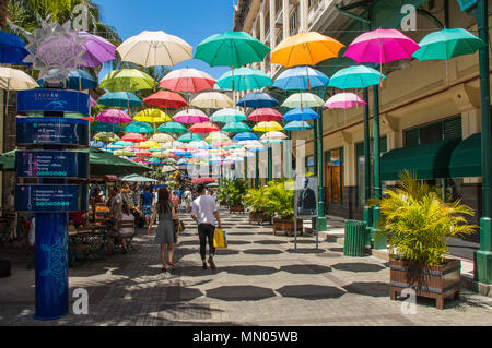 Port Louis, Mauritius - Unbekannter Touristen und Käufer genießen Sie einen Tag im Le Caudan Waterfront Einkaufszentrum in der Stadt Stockfoto