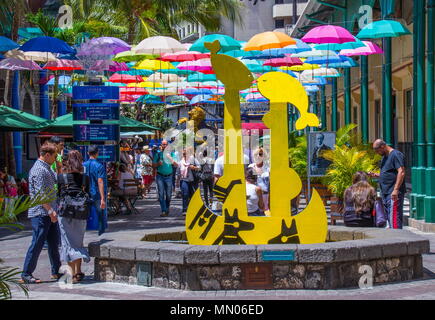 Port Louis, Mauritius - Unbekannter Touristen und Käufer genießen Sie einen Tag im Le Caudan Waterfront Einkaufszentrum in der Stadt Stockfoto