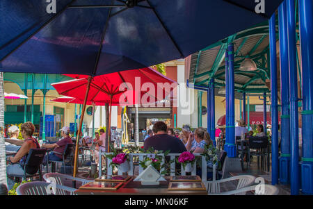 Port Louis, Mauritius - Unbekannter Touristen und Käufer genießen Sie einen Tag im Le Caudan Waterfront Einkaufszentrum in der Stadt Stockfoto