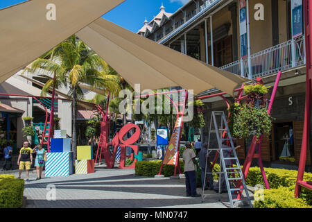 Port Louis, Mauritius - Unbekannter Touristen und Käufer genießen Sie einen Tag im Le Caudan Waterfront Einkaufszentrum in der Stadt Stockfoto