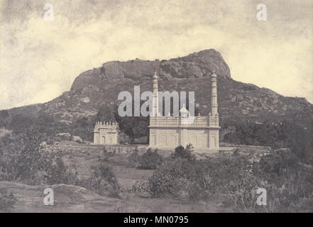 . Englisch: Dieses Foto aus einer Anzeige der Idgah und Grab von Ryakotta, wurde von Linnaeus Kutteln (1822-1902) im Jahre 1858 und in einem Album veröffentlicht mit dem Titel "fotografischen Blick auf Ryakotta und anderen Orten, in die Salem ... mit beschreibenden Anmerkungen, von J.A.C. Boswell, Esq., M.C.S." (Madras, 1858). Das Grab im Vordergrund errichtet wurde vor ein paar Jahren über die Überreste eines Musalmani fair, und in der Nähe Es ist ein Idgah. Der Begriff Idgah zu einer Plattform durch eine Wand, wo Muhammedans für gelegentliche Andachten vor allem an die Jahreszeiten des Ids oder Festivals zusammen geschlossenen angewendet wird. Kutteln wurde in char Stockfoto
