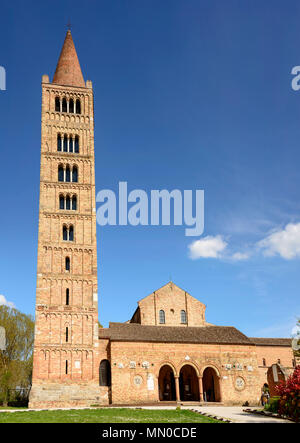 Außenansicht von der Aussicht auf eine alte romanische Abtei mit Narthex und riesigen Glockenturm, in hellen Frühling Licht in Pomposa, Ferrara, Italien geschossen Stockfoto