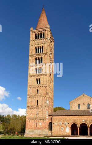 Riesige Kirchturm der alten romanischen Abtei, in hellen Frühling Sonne Licht in Pomposa, Ferrara, Italien geschossen Stockfoto