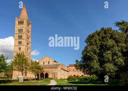 Außenansicht des alten romanischen Abtei und riesigen Glockenturm, in hellen Frühling Sonne Licht in Pomposa, Ferrara, Italien geschossen Stockfoto