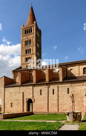 Seitliche Sicht auf alte romanische Abtei und riesigen Glockenturm, in hellen Frühling Sonne Licht in Pomposa, Ferrara, Italien geschossen Stockfoto