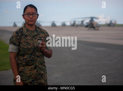 Lance Cpl. Jeanette E. Fernando hält ein Glas mit Sand von ihrer Reise nach Iwo Jima, 1. August 2017 entnommen, in der Marine Corps Air Station Futenma, Okinawa, Japan. Fernando und andere Marinen in ihrer Staffel hatten die Möglichkeit, die Schlachtfelder, an dem Fernando's Großvater zu besuchen, ein Navajo Code Talker, während des Zweiten Weltkrieges kämpfte Fernando ist eine flugzeugzelle Mechaniker Marine Light Attack Helicopter Squadron 169, Marine Flugzeuge Gruppe 39, 3. Marine Flugzeugflügel zugeordnet, die derzeit auf einer Einheit Deployment Program mit 1 MAW in Okinawa, Japan. (U.S. Marine Corps Foto von Lance Cpl. Andy M Stockfoto