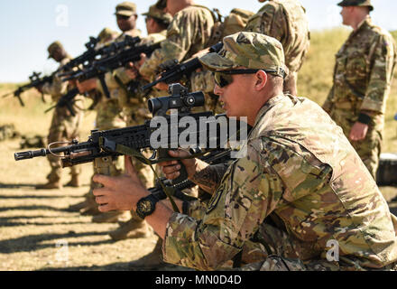 Wasiani MILITÄRBASIS, Georgia - ein fallschirmjäger Brigade von 54Th Engineer Battalion, 173Rd Airborne Brigade erhält Hands-on Training mit Waffensystemen aus 2.BATAILLON der Britischen Armee, Parachute Regiment während der Übung Noble Partner. Edle Partner 17 (NP 17) ist eine europäische Drehkraft (ERF) Ausübung der Georgia's leichte Infanterie Firma Beitrag zu den NATO Response Force (NRF). Die Übung bietet teilnehmenden Nationen mit der Möglichkeit, in einer multinationalen Umgebung zu trainieren und gleichzeitig die Zusammenarbeit und Interoperabilität während realistische und anspruchsvolle Ausbildung Veranstaltungen Stockfoto