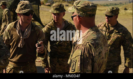 Wasiani MILITÄRBASIS, Georgia - Britische Fallschirmjäger aus 2.BATAILLON, Parachute Regiment exchange Treffsicherheit Tipps mit amerikanischen Fallschirmjäger Brigade von 54Th Engineer Battalion, 173Rd Airborne Brigade während der Übung Noble Partner. Edle Partner 17 (NP 17) ist eine europäische Drehkraft (ERF) Ausübung der Georgia's leichte Infanterie Firma Beitrag zu den NATO Response Force (NRF). Die Übung bietet teilnehmenden Nationen mit der Möglichkeit, in einer multinationalen Umgebung zu trainieren und gleichzeitig die Zusammenarbeit und Interoperabilität in realistischen und anspruchsvollen Schulungen. Stockfoto