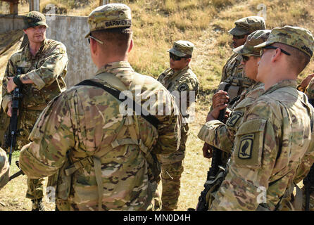 Wasiani MILITÄRBASIS, Georgia - ein fallschirmjäger aus 2.BATAILLON der Britischen Armee, Parachute Regiment gibt eine Klasse auf Ihren Waffensystemen Fallschirmjäger Brigade von 54Th Engineer Battalion, 173Rd Airborne Brigade während der Übung Noble Partner. Edle Partner 17 (NP 17) ist eine europäische Drehkraft (ERF) Ausübung der Georgia's leichte Infanterie Firma Beitrag zu den NATO Response Force (NRF). Die Übung bietet teilnehmenden Nationen mit der Möglichkeit, in einer multinationalen Umgebung zu trainieren und gleichzeitig die Zusammenarbeit und Interoperabilität während realistisch und herausfordernd tra Stockfoto