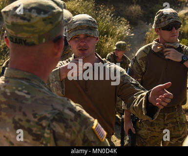 Wasiani MILITÄRBASIS, Georgia - Britische Fallschirmjäger aus 2.BATAILLON, Parachute Regiment exchange Treffsicherheit Tipps mit amerikanischen Fallschirmjäger Brigade von 54Th Engineer Battalion, 173Rd Airborne Brigade während der Übung Noble Partner. Edle Partner 17 (NP 17) ist eine europäische Drehkraft (ERF) Ausübung der Georgia's leichte Infanterie Firma Beitrag zu den NATO Response Force (NRF). Die Übung bietet teilnehmenden Nationen mit der Möglichkeit, in einer multinationalen Umgebung zu trainieren und gleichzeitig die Zusammenarbeit und Interoperabilität in realistischen und anspruchsvollen Schulungen. Stockfoto