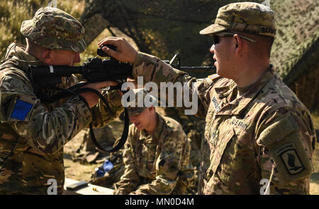 Wasiani MILITÄRBASIS, Georgia - Britische Fallschirmjäger aus 2.BATAILLON, Parachute Regiment exchange Treffsicherheit Tipps mit amerikanischen Fallschirmjäger Brigade von 54Th Engineer Battalion, 173Rd Airborne Brigade während der Übung Noble Partner. Edle Partner 17 (NP 17) ist eine europäische Drehkraft (ERF) Ausübung der Georgia's leichte Infanterie Firma Beitrag zu den NATO Response Force (NRF). Die Übung bietet teilnehmenden Nationen mit der Möglichkeit, in einer multinationalen Umgebung zu trainieren und gleichzeitig die Zusammenarbeit und Interoperabilität in realistischen und anspruchsvollen Schulungen. Stockfoto