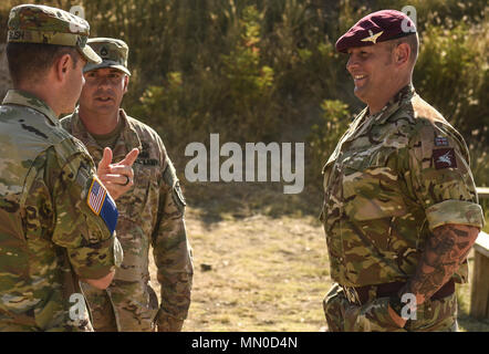 Wasiani MILITÄRBASIS, Georgia - eine britische Fallschirmjäger aus 2.BATAILLON, Parachute Regiment Chats mit fallschirmjäger Brigade von 54Th Engineer Battalion, 173Rd Airborne Brigade während der Übung Noble Partner. Edle Partner 17 (NP 17) ist eine europäische Drehkraft (ERF) Ausübung der Georgia's leichte Infanterie Firma Beitrag zu den NATO Response Force (NRF). Die Übung bietet teilnehmenden Nationen mit der Möglichkeit, in einer multinationalen Umgebung zu trainieren und gleichzeitig die Zusammenarbeit und Interoperabilität in realistischen und anspruchsvollen Schulungen. Stockfoto