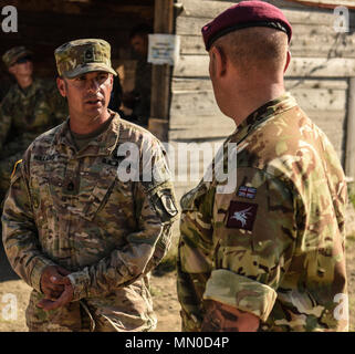 Wasiani MILITÄRBASIS, Georgia - eine britische Fallschirmjäger aus 2.BATAILLON, Parachute Regiment Chats mit ein fallschirmjäger Brigade von 54Th Engineer Battalion, 173Rd Airborne Brigade während der Übung Noble Partner. Edle Partner 17 (NP 17) ist eine europäische Drehkraft (ERF) Ausübung der Georgia's leichte Infanterie Firma Beitrag zu den NATO Response Force (NRF). Die Übung bietet teilnehmenden Nationen mit der Möglichkeit, in einer multinationalen Umgebung zu trainieren und gleichzeitig die Zusammenarbeit und Interoperabilität in realistischen und anspruchsvollen Schulungen. Stockfoto