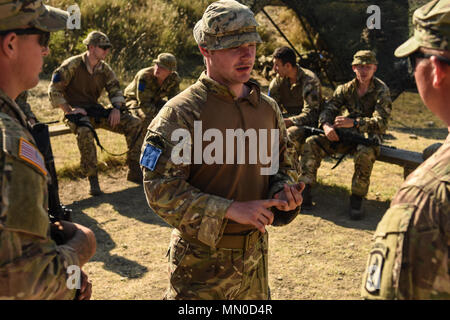 Wasiani MILITÄRBASIS, Georgia - Britische Fallschirmjäger aus 2.BATAILLON, Parachute Regiment exchange Treffsicherheit Tipps mit amerikanischen Fallschirmjäger Brigade von 54Th Engineer Battalion, 173Rd Airborne Brigade während der Übung Noble Partner. Edle Partner 17 (NP 17) ist eine europäische Drehkraft (ERF) Ausübung der Georgia's leichte Infanterie Firma Beitrag zu den NATO Response Force (NRF). Die Übung bietet teilnehmenden Nationen mit der Möglichkeit, in einer multinationalen Umgebung zu trainieren und gleichzeitig die Zusammenarbeit und Interoperabilität in realistischen und anspruchsvollen Schulungen. Stockfoto