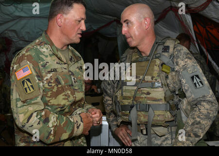 Generalmajor Courtney S. Carr, Indiana National Guard Adjutant General, spricht mit Oberst Robert D. Burke, 76th Infantry Brigade Combat Team Commander, am Fort Fort Polk, Louisiana, Dienstag, August 1, 2017. Carr besucht Hoosier Wachposten mit dem 76 die Ausbildung an der Zentrale - Louisiana post. Foto von Master Sgt. Jeff Lowry, 38th Infantry Division Public Affairs Stockfoto