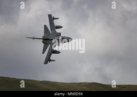 Panavia Tornado der Royal Air Force in der Mach Loop in Wales erfasst Stockfoto