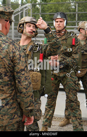 Ein Marine mit dem United States Marine Reserve 4 Reconnaissance Bataillon, Joliet, Illinois, bereitet sich auf eine grosse Höhe hohe Öffnung Fallschirm springen, indem über Anweisungen und Befehle, die beim Sprung im Rahmen der Operation Northern Strike 17 Äsche, Michigan 2. August 2017 verwendet werden. Northern Strike17 ist ein National Guard Bureau - geförderte Übung vereint rund 5.000 Service Mitglieder aus 13 Mitgliedstaaten und fünf Koalition Ländern während der ersten beiden Wochen im August 2017 im Camp Äsche gemeinsame Manöver Training Center und die alpena Combat Readiness Trai Stockfoto