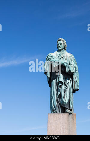 Bronzestatue von Thomas Chalmers von Sir John Edelstahl an der Kreuzung der George Street und die Castle Street, Edinburgh. Stockfoto