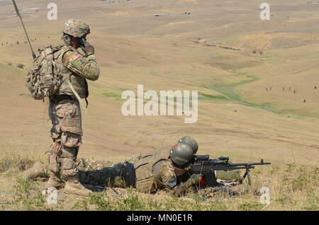 Wasiani, Georgien - Troopers 2 Kavallerie Regiments, fungieren als Palette safeties auf Basis Wasiani Ausbildung, Georgien, Aug 3, 2017. Der platoon Level Training wird durch Soldaten der 74th Infantry Regiment, 72nd Brigade, der slowenischen Streitkräfte unterstützt. Der platoon beschäftigt squad Bewegung mit Unterstützung durch Feuer Elemente Angriff ein Ziel zu. Übung Noble Partner ist eine multinationale, U.S. Army Europe - LED-übung Durchführung home station Training für die Georgische leichte Infanterie der NATO Response Force bezeichnet. (U.S. Armee Foto von Sgt. Silo Kapern) Stockfoto