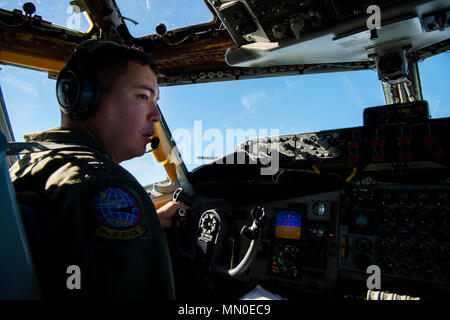 Kapitän Aaron Cho, Pilot mit der 349 Air Refuelling Squadron, McConnell Air Force Base, Kan., prüft sein Sektor rund um die Flugzeuge während der Übung Mobilität Wächter, während über Yakima, Washington, Aug 3, 2017 fliegen. Mehr als 3.000 Flieger, Soldaten, Seemänner, Marinesoldaten und internationalen Partnern liefen auf den Staat Washington zur Unterstützung der Mobilität der Guardian. Die Übung soll die Fähigkeiten der Mobilität Luftstreitkräfte zu testen schnelle globale Mobilität Missionen in dynamischen, angefochtenen Umgebungen auszuführen. Mobilität Guardian Air Mobility Command's Premier Übung, eine Chance Stockfoto