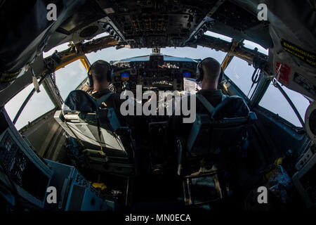 Kapitän Aaron Cho (links) und Kapitän Jared MacNaught, beide Piloten aus der 349 Air Refuelling Squadron, McConnell Air Force Base, Kan., Fliegen einer KC-135 Stratotanker in eine visuelle Ansatz während der Übung Mobilität Wächter, während über Yakima, Washington, Aug 3, 2017 fliegen. Mehr als 3.000 Flieger, Soldaten, Seemänner, Marinesoldaten und internationalen Partnern liefen auf den Staat Washington zur Unterstützung der Mobilität der Guardian. Die Übung soll die Fähigkeiten der Mobilität Luftstreitkräfte zu testen schnelle globale Mobilität Missionen in dynamischen, angefochtenen Umgebungen auszuführen. Mobilität Guardian ist Luft Mobilität C Stockfoto