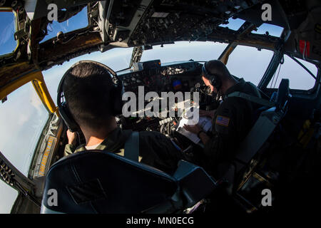 Kapitän Aaron Cho (links) und Kapitän Jared MacNaught, beide Piloten aus der 349 Air Refuelling Squadron, McConnell Air Force Base, Kan., Fliegen einer KC-135 Stratotanker in eine visuelle Ansatz während der Übung Mobilität Wächter, während über Yakima, Washington, Aug 3, 2017 fliegen. Mehr als 3.000 Flieger, Soldaten, Seemänner, Marinesoldaten und internationalen Partnern liefen auf den Staat Washington zur Unterstützung der Mobilität der Guardian. Die Übung soll die Fähigkeiten der Mobilität Luftstreitkräfte zu testen schnelle globale Mobilität Missionen in dynamischen, angefochtenen Umgebungen auszuführen. Mobilität Guardian ist Luft Mobilität Co Stockfoto