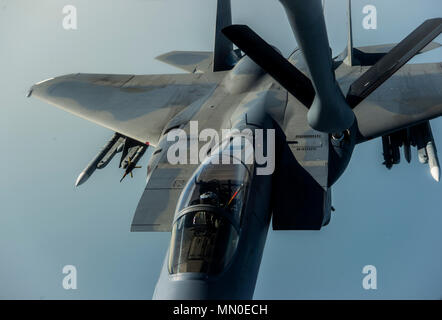 Ein US Air Force F-15E Strike Eagle bekommt Kraftstoff aus einer KC-135 Stratotanker aus der 349 Air Refuelling Squadron, McConnell Air Force Base, Kan. Während über Yakima, Washington, Aug 3, 2017 fliegen. Mehr als 3.000 Flieger, Soldaten, Seemänner, Marinesoldaten und internationalen Partnern liefen auf den Staat Washington zur Unterstützung der Mobilität der Guardian. Die Übung soll die Fähigkeiten der Mobilität Luftstreitkräfte zu testen schnelle globale Mobilität Missionen in dynamischen, angefochtenen Umgebungen auszuführen. Mobilität Guardian Air Mobility Command's Premier Übung, eine Chance für die Mobilität Ai Stockfoto