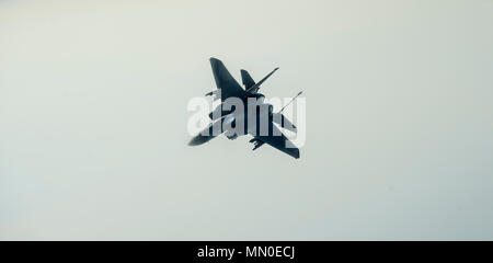 Ein US Air Force F-15E Strike Eagle bricht nach der Kraftstoff aus einer KC-135 Stratotanker aus der 349 Air Refuelling Squadron, McConnell Air Force Base, Kan., während der Übung Mobilität Guardian während über Yakima, Washington, Aug 3, 2017 fliegen. Mehr als 3.000 Flieger, Soldaten, Seemänner, Marinesoldaten und internationalen Partnern liefen auf den Staat Washington zur Unterstützung der Mobilität der Guardian. Die Übung soll die Fähigkeiten der Mobilität Luftstreitkräfte zu testen schnelle globale Mobilität Missionen in dynamischen, angefochtenen Umgebungen auszuführen. Mobilität Guardian Air Mobility Command's Premier e Stockfoto