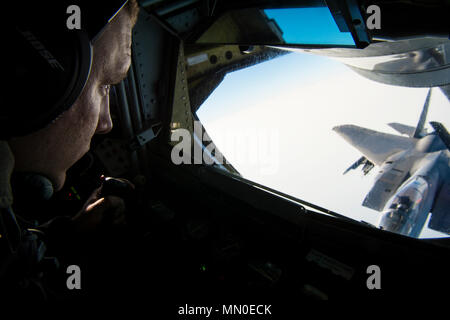 Us-Airman 1st Class Meilen Humphries, Boom Operator mit der 349 Air Refuelling Squadron, McConnell Air Force Base, Kan., betankt ein US Air Force F-15E Strike Eagle während der Übung Mobilität Guardian während über Yakima, Washington, Aug 3, 2017 fliegen. Mehr als 3.000 Flieger, Soldaten, Seemänner, Marinesoldaten und internationalen Partnern liefen auf den Staat Washington zur Unterstützung der Mobilität der Guardian. Die Übung soll die Fähigkeiten der Mobilität Luftstreitkräfte zu testen schnelle globale Mobilität Missionen in dynamischen, angefochtenen Umgebungen auszuführen. Mobilität Guardian Air Mobility Command's Premier Stockfoto