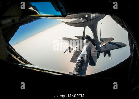 Ein US Air Force F-15E Strike Eagle bekommt Kraftstoff aus einer KC-135 Stratotanker aus der 349 Air Refuelling Squadron, McConnell Air Force Base, Kan., während der Übung Mobilität Guardian während über Yakima, Washington, Aug 3, 2017 fliegen. Mehr als 3.000 Flieger, Soldaten, Seemänner, Marinesoldaten und internationalen Partnern liefen auf den Staat Washington zur Unterstützung der Mobilität der Guardian. Die Übung soll die Fähigkeiten der Mobilität Luftstreitkräfte zu testen schnelle globale Mobilität Missionen in dynamischen, angefochtenen Umgebungen auszuführen. Mobilität Guardian Air Mobility Command's Premier übung, die Stockfoto