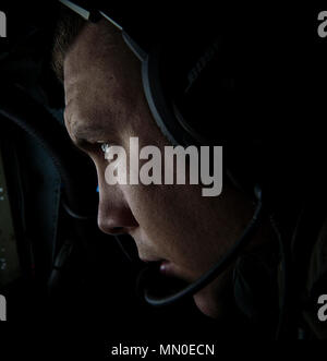 Us-Airman 1st Class Meilen Humphries, einen Boom Operator mit der 349 Air Refuelling Squadron, McConnell Air Force Base, Kan., betankt ein US Air Force F-15E Strike Eagle während der Übung Mobilität Guardian während über Yakima, Washington, Aug 3, 2017 fliegen. Mehr als 3.000 Flieger, Soldaten, Seemänner, Marinesoldaten und internationalen Partnern liefen auf den Staat Washington zur Unterstützung der Mobilität der Guardian. Die Übung soll die Fähigkeiten der Mobilität Luftstreitkräfte zu testen schnelle globale Mobilität Missionen in dynamischen, angefochtenen Umgebungen auszuführen. Mobilität Guardian Air Mobility Command premi Stockfoto