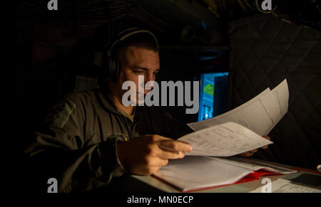 Us-Airman 1st Class Meilen Humphries, einen Boom Operator mit der 349 Air Refuelling Squadron, McConnell Air Force Base, Kan., schaut über die Unterlagen, die während der Übung Mobilität Guardian während über Yakima, Washington, Aug 3, 2017 fliegen. Mehr als 3.000 Flieger, Soldaten, Seemänner, Marinesoldaten und internationalen Partnern liefen auf den Staat Washington zur Unterstützung der Mobilität der Guardian. Die Übung soll die Fähigkeiten der Mobilität Luftstreitkräfte zu testen schnelle globale Mobilität Missionen in dynamischen, angefochtenen Umgebungen auszuführen. Mobilität Guardian Air Mobility Command's Premier übung, die Stockfoto