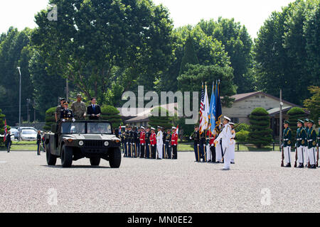 Allgemeine Vincent K. Brooks, Kommandeur der Vereinten Nationen Befehl, kombinierten Kräfte Befehl und United States Forces Korea, beherbergt eine Zeremonie zu Ehren der neuen Republik Korea Minister für Nationale Verteidigung, Song Young-Moo am U.S. Army Garrison Yongsan, der Republik Korea, Aug. 4. Der Besuch war des Herrn Abgeordneten Song zum ersten Mal in US-Streitkräfte Korea Hauptsitz seit der Übernahme als mindef Juli 14. Die Zeremonie inklusive einer Inspektion der Truppe, ein 19-gun Salute und eine Präsentation eines der patronenhülsen Die mindef zu ehren. Stockfoto