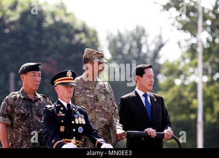 Allgemeine Vincent K. Brooks, Kommandeur der Vereinten Nationen Befehl, kombinierten Kräfte Befehl und United States Forces Korea, kontrolliert die Truppen neben Gen. Leem Ho - jung, stellvertretender Kommandeur des CFC, während einer Zeremonie im U.S. Army Garrison Yongsan, der Republik Korea, Aug. 4. Der Besuch war des Herrn Abgeordneten Song erstmals USFK Hauptsitz seit der Übernahme als mindef Juli 14. Die Zeremonie inklusive einer Inspektion der Truppe, ein 19-gun Salute und eine Präsentation eines der patronenhülsen Die mindef zu ehren. Stockfoto