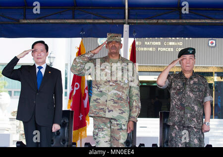 Von links, Republik Korea Minister für Nationale Verteidigung, Song Young-Moo, General Vincent K. Brooks, Kommandeur der Vereinten Nationen Befehl, kombinierten Kräfte Befehl und United States Forces Korea und Gen. Leem Ho - jung, stellvertretender Kommandeur des CFC, die entsprechende Auszeichnung bei einem Festakt in der U.S. Army Garrison Yongsan, der Republik Korea, Aug. 4 machen. Der Besuch war des Herrn Abgeordneten Song erstmals USFK Hauptsitz seit der Übernahme als mindef Juli 14. Die Zeremonie inklusive einer Inspektion der Truppe, ein 19-gun Salute und eine Präsentation eines der patronenhülsen Die mindef zu ehren. Stockfoto