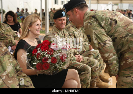 Susanne Ainsworth, Links, übernimmt Blumen von Staff Sgt. Austin Griffin bei der 7. Mission unterstützt den Befehl Ändern des Befehls Zeremonie Aug 4, 2017 auf daenner Kaserne in Kaiserslautern, Deutschland. Brig. Gen. Steven Ainsworth, Mitte, drehte das Kommando über nach Brig. Gen. Frederick R. Maiocco Jr. während eines Freitag morgens Zeremonie Aug 4, 2017 auf NCO Feld auf daenner Kaserne in Kaiserslautern, Deutschland. Stockfoto