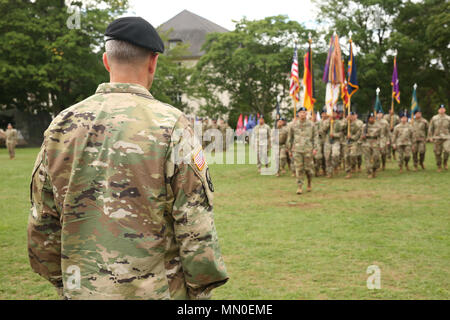 Brig. Gen. Steven Ainsworth blickt für die Soldaten der 7. Mission unterstützt den Befehl während der 7.MSC Ändern des Befehls Zeremonie Aug 4, 2017 auf daenner Kaserne in Kaiserslautern, Deutschland. Ainsworth drehte das Kommando über nach Brig. Gen. Frederick R. Maiocco Jr. während der Zeremonie. Stockfoto