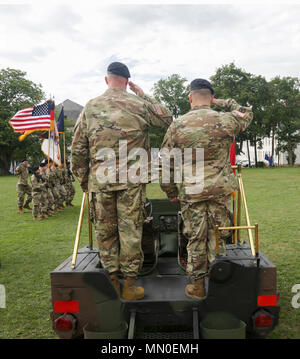 Brig. Gen. Frederick R. Maiocco jr., Links, eingehende Kommandant der 7. Mission unterstützt den Befehl, und Generalmajor Steven Shapiro, rechts, Kommandierender General des 21 Theater Sustainment Command, höhere Sitz der 7.MSC, grüßen die Amerikanische und deutsche Fahnen während der 7.MSC Ändern des Befehls Zeremonie Aug 4, 2017 auf NCO Feld auf daenner Kaserne in Kaiserslautern, Deutschland. Brig. Gen. Steven Ainsworth drehte das Kommando über die Maiocco während der Zeremonie. Stockfoto