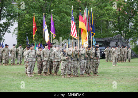 Der 7. Mission unterstützt den Befehl Color Guard und die 7 MSC Befehl Mannschaften stehen an Aufmerksamkeit während der 7.MSC Ändern des Befehls Zeremonie Aug 4, 2017 auf daenner Kaserne in Kaiserslautern, Deutschland. Brig. Gen. Steven Ainsworth drehte das Kommando über nach Brig. Gen. Frederick R. Maiocco Jr. während der Zeremonie. Stockfoto