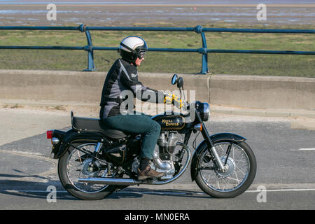 Royal Enfield Bullet 350 Standard in Southport promenade geritten, Großbritannien Stockfoto