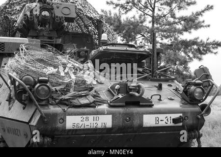 Spc. Cole Abplanalp, von Warren, Pennsylvania, mit Firma B, 1.BATAILLON, 112 Infanterie Regiment, Pennsylvania Army National Guard, fährt ein Stryker Interim gepanzertes Fahrzeug Motoren am Joint Readiness Training Center, Fort Polk, Louisiana, Mittwoch, August 2, 2017. Die stryker Unternehmens ist die 76th der Indiana Army National Guard Infanterie Brigade Combat Team für ihre Rotation JRTC befestigt. Foto von Sgt. 1. Klasse David Bruce, 38th Infantry Division Public Affairs Stockfoto