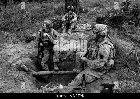 Cadet Nick Appley, Eldred, Pennsylvania, SPC Zach Roberts, von Warren, Pennsylvania und Spc Nate Rogers, in Bradford, Pennsylvania, halten Mahnwache am Kämpfen am Joint Readiness Training Center, Fort Polk, Louisiana, Mittwoch, August 2, 2017. Die stryker Unternehmens ist die 76th der Indiana Army National Guard Infanterie Brigade Combat Team für ihre Rotation JRTC befestigt. Foto von Sgt. 1. Klasse David Bruce, 38th Infantry Division Public Affairs Stockfoto