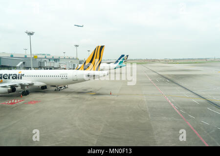 Singapur - Januar 6, 2018: Flugzeug bereit, weg am Changi International Airport. Abflughalle, Singapur, ist es eine der größten transporta Stockfoto