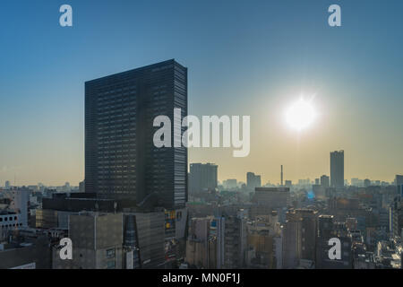 Tokyo, Japan - 27. März 2018: Tokio Skyline Hochhäuser am Morgen in Shinjuku Bereich Stockfoto