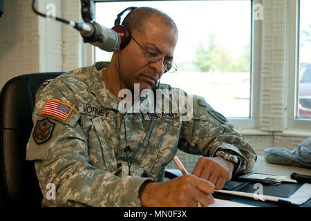 Us-Armee finden Sgt. Marsalas Morney, mit der 302Nd Mobile Public Affairs Loslösung (MPAD), schreibt Notizen für eine bevorstehende Live-Übertragung auf lokaler Radiosender "102,3 Muscatatuck Radio." Die 302Nd MPAD durchgeführte jährliche Weiterbildung als Teil der US-Armee finden öffentliche Angelegenheiten Übung, Übung News Tag, bei muscatatuck Urban Training Center (MUTC), Aug 4, 2017. Die Übung hat Public Affairs Soldaten die Möglichkeit, viele Aspekte der Arbeit zu üben. (U.S. Armee finden Foto von Sgt. Porsche Spurgin) Stockfoto