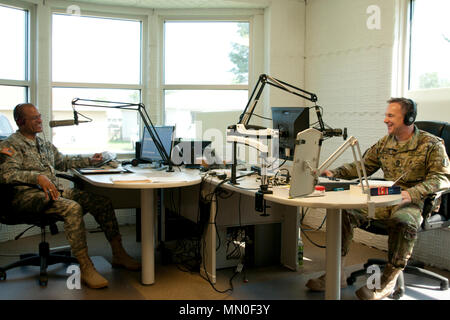 Us-Armee finden Sgt. Marsalas Morney (links), und Kapitän Kerry Wright, mit der 63 regionalen Support Command (RSC) Scherz mit einem anderen während Rundfunk live im Radio. Die 302Nd Mobile Public Affairs Loslösung und 222Nd Broadcast Operations Loslösung, beide mit 63 RSC, zusammen zu arbeiten" 102,3 Muscatatuck Radio', während der jährlichen Ausbildung bei muscatatuck Urban Training Center (MUTC), als Teil der US-Armee finden öffentliche Angelegenheiten Übung, Übung Nachrichten Tag, Aug 3, 2017. Die Übung bietet öffentliche Angelegenheiten Soldaten mit der Möglichkeit, viele Aspekte der Arbeit zu üben. (U.S. Ein Stockfoto